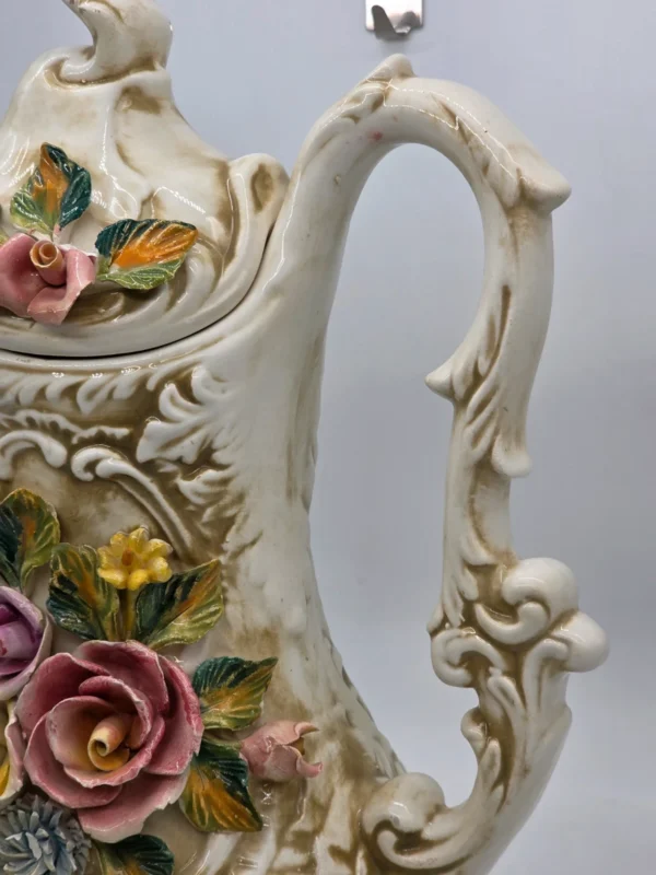 Ogromny dzban Capodimonte Włochy rzeźbiona ceramika kwiaty 48 cm