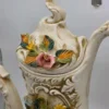 Ogromny dzban Capodimonte Włochy rzeźbiona ceramika kwiaty 48 cm