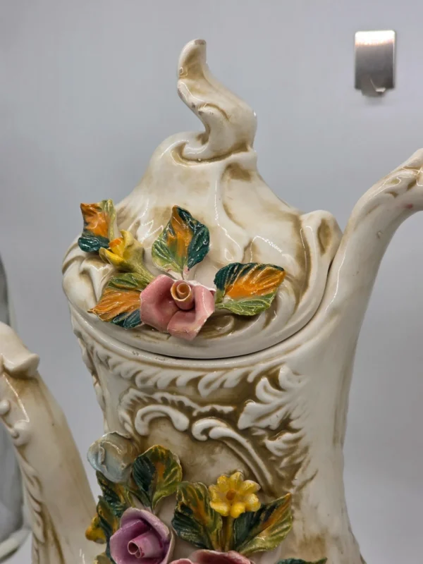 Ogromny dzban Capodimonte Włochy rzeźbiona ceramika kwiaty 48 cm