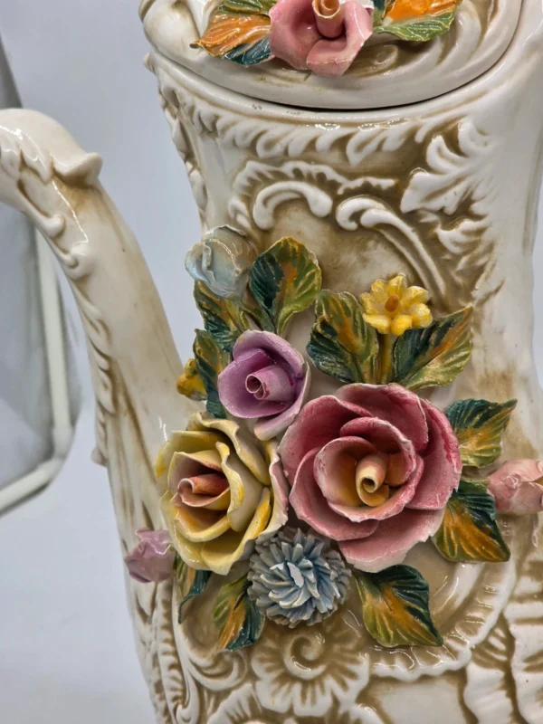 Ogromny dzban Capodimonte Włochy rzeźbiona ceramika kwiaty 48 cm