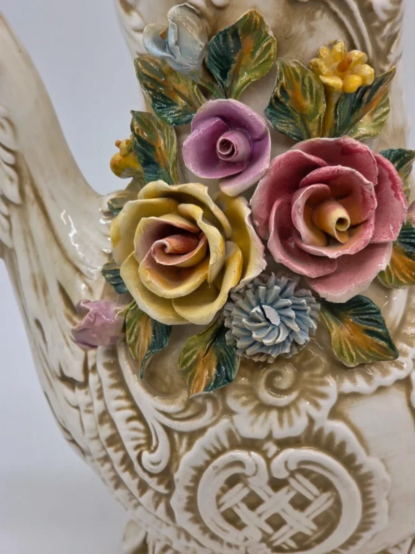 Ogromny dzban Capodimonte Włochy rzeźbiona ceramika kwiaty 48 cm