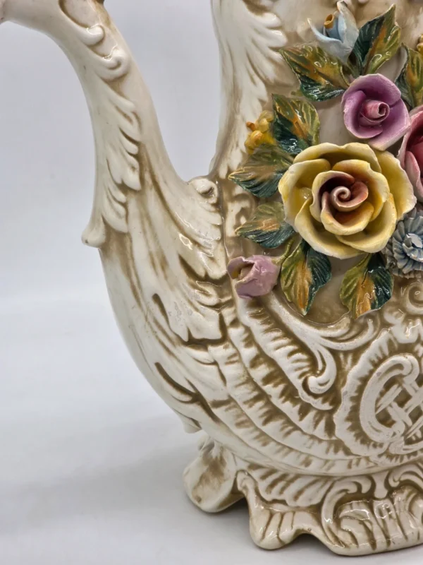 Ogromny dzban Capodimonte Włochy rzeźbiona ceramika kwiaty 48 cm