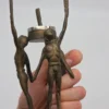 Mosiężna figurka świecznik z trzema postaciami vintage 24 cm