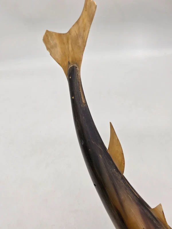 Wielka rzeźba rekin wykonana z naturalnego rogu Como Włochy 67 cm
