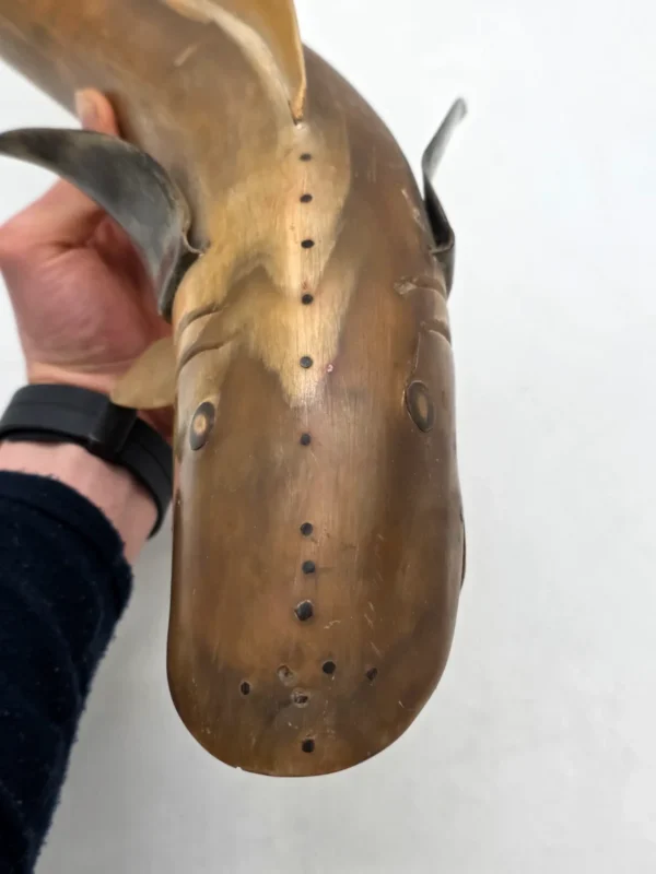 Wielka rzeźba rekin wykonana z naturalnego rogu Como Włochy 67 cm
