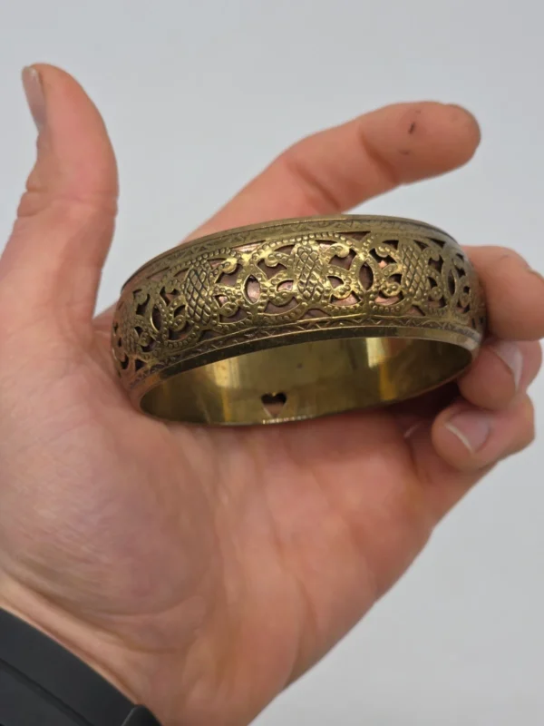 Szeroka bransoleta vintage ażurowa z sercem styl etno średnica 6.5 cm