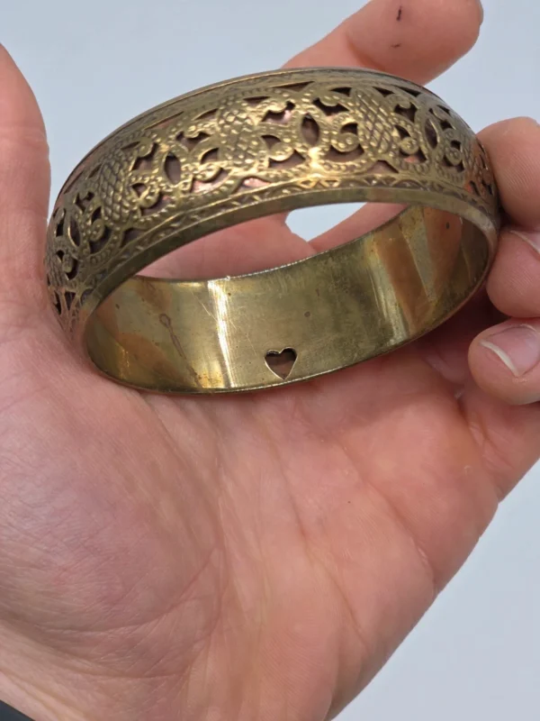 Szeroka bransoleta vintage ażurowa z sercem styl etno średnica 6.5 cm