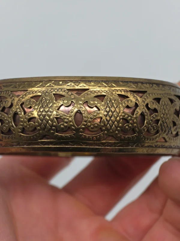 Szeroka bransoleta vintage ażurowa z sercem styl etno średnica 6.5 cm