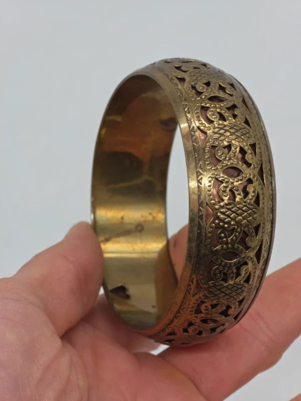 Szeroka bransoleta vintage ażurowa z sercem styl etno średnica 6.5 cm