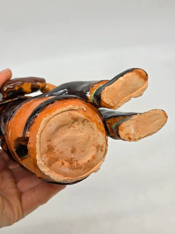 Figurka ceramiczna starszy pan siedzący na beczce wysokość 22 cm