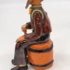 Figurka ceramiczna starszy pan siedzący na beczce wysokość 22 cm