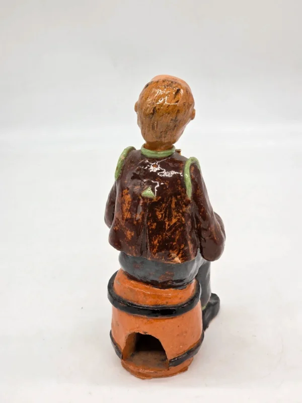 Figurka ceramiczna starszy pan siedzący na beczce wysokość 22 cm