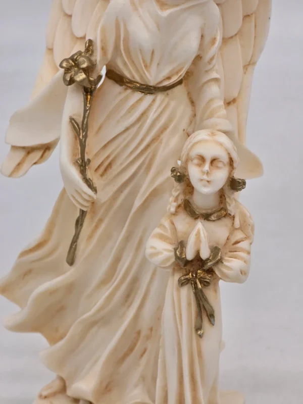 Figurka Anioł Stróż z dzieckiem alabaster patynowany Grecja 21 cm