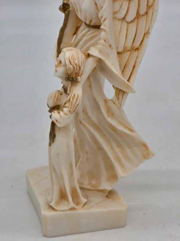 Figurka Anioł Stróż z dzieckiem alabaster patynowany Grecja 21 cm