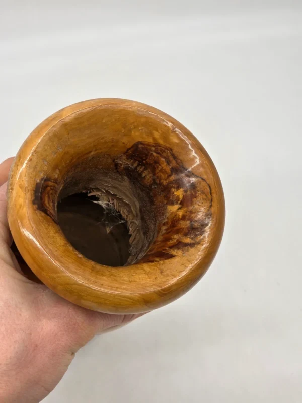 Drewniany wazon toczony motyw wielbłąda inkrustacja metalem rękodzieło wys 24 cm