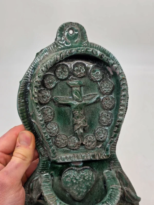 Kropielnica ścienna ceramika artystyczna zielona krzyż serce wys 30 cm