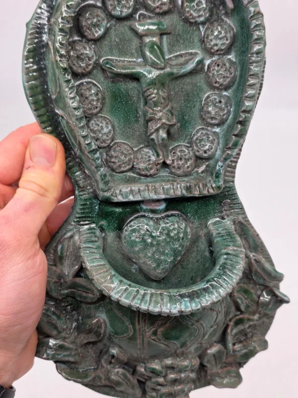 Kropielnica ścienna ceramika artystyczna zielona krzyż serce wys 30 cm
