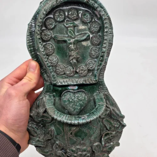 Kropielnica ścienna ceramika artystyczna zielona krzyż serce wys 30 cm