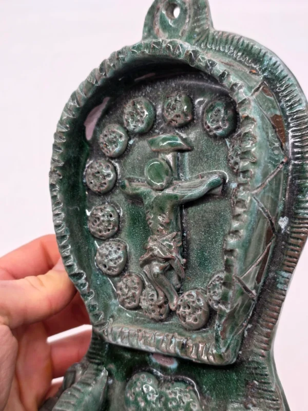 Kropielnica ścienna ceramika artystyczna zielona krzyż serce wys 30 cm