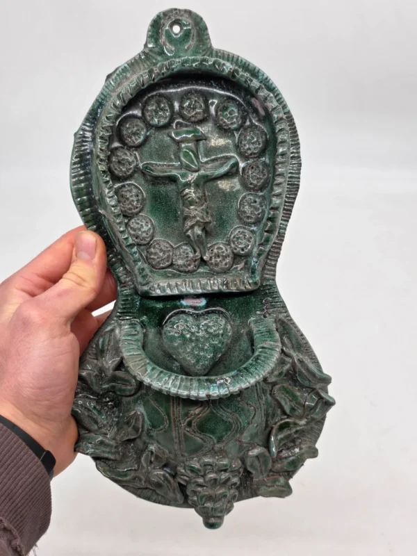 Kropielnica ścienna ceramika artystyczna zielona krzyż serce wys 30 cm