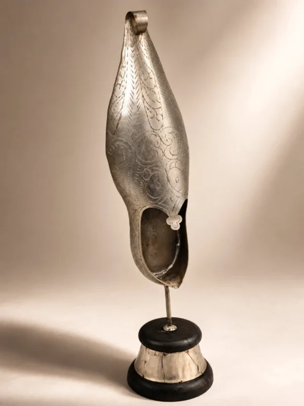 Mosiężna patera but turecki gondola na nodze grawer orient wys 42 cm