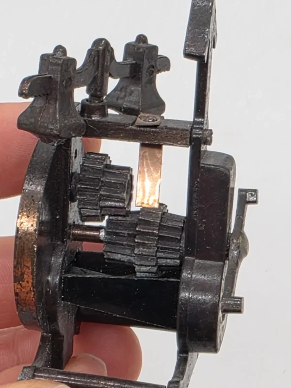 Stara temperówka miniatura zegar kolebnikowy mechanizm klikający wys 8 cm