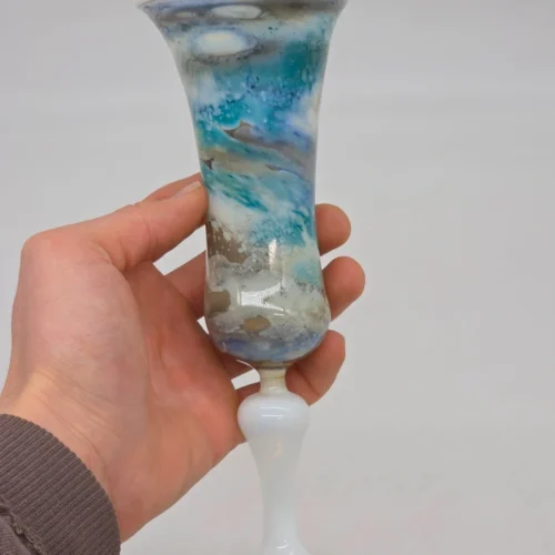 Artystyczny wazon na nodze kielich wielobarwne szkło mleczne 23 cm