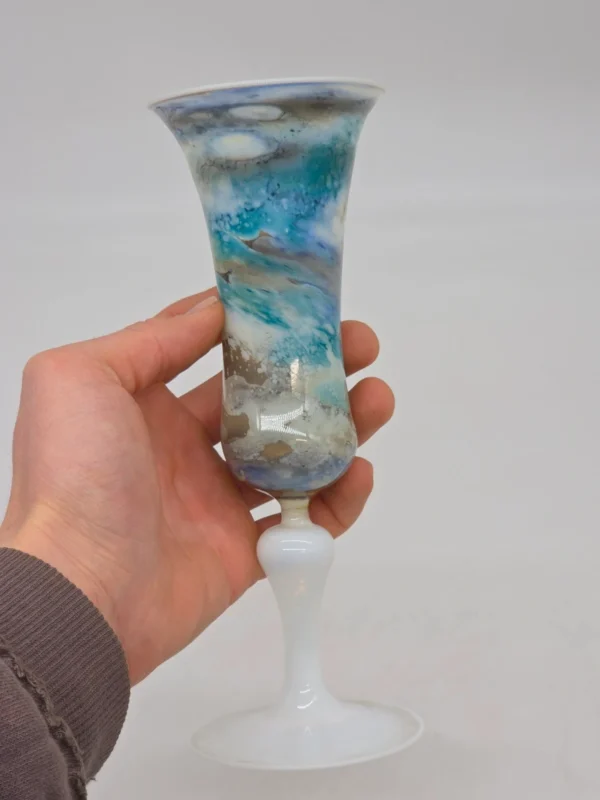 Artystyczny wazon na nodze kielich wielobarwne szkło mleczne 23 cm