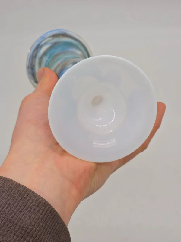 Artystyczny wazon na nodze kielich wielobarwne szkło mleczne 23 cm