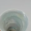 Artystyczny wazon na nodze kielich wielobarwne szkło mleczne 23 cm