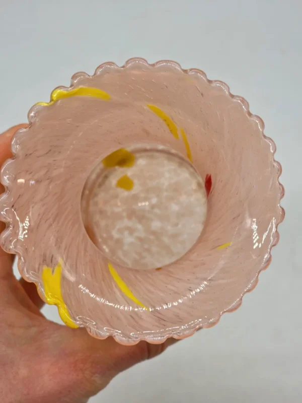 Różowy wazon artystyczny szkło dmuchane z huty falowany brzeg 15 cm