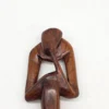 Ręcznie rzeźbiona abstrakcyjna figura z drewna myśliciel etno 34 cm