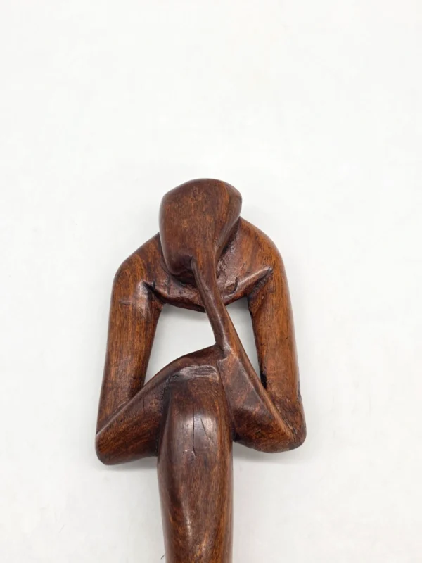 Ręcznie rzeźbiona abstrakcyjna figura z drewna myśliciel etno 34 cm