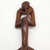 Ręcznie rzeźbiona abstrakcyjna figura z drewna myśliciel etno 34 cm