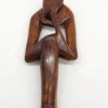 Ręcznie rzeźbiona abstrakcyjna figura z drewna myśliciel etno 34 cm