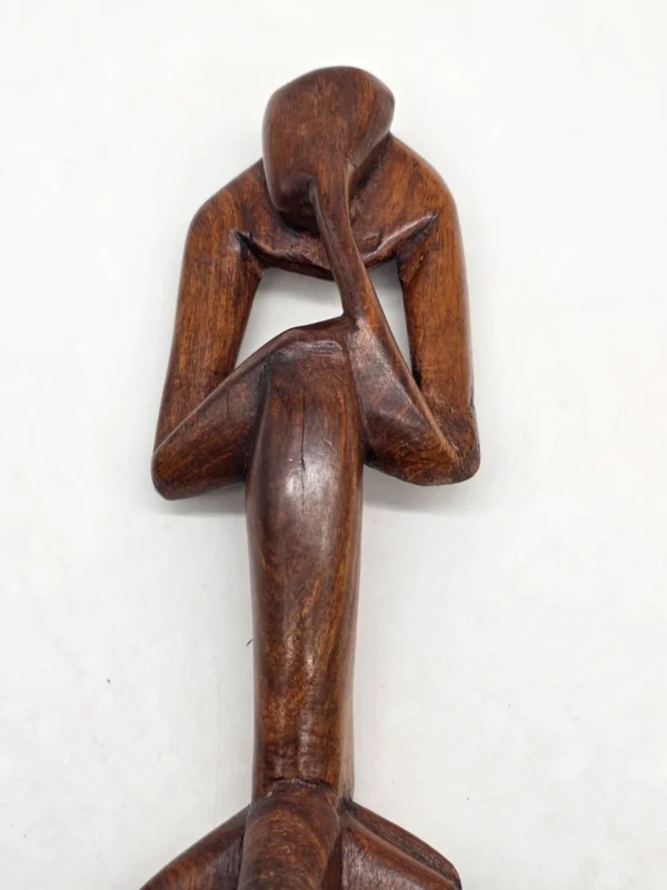 Ręcznie rzeźbiona abstrakcyjna figura z drewna myśliciel etno 34 cm