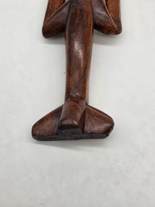 Ręcznie rzeźbiona abstrakcyjna figura z drewna myśliciel etno 34 cm