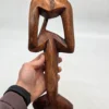 Ręcznie rzeźbiona abstrakcyjna figura z drewna myśliciel etno 34 cm