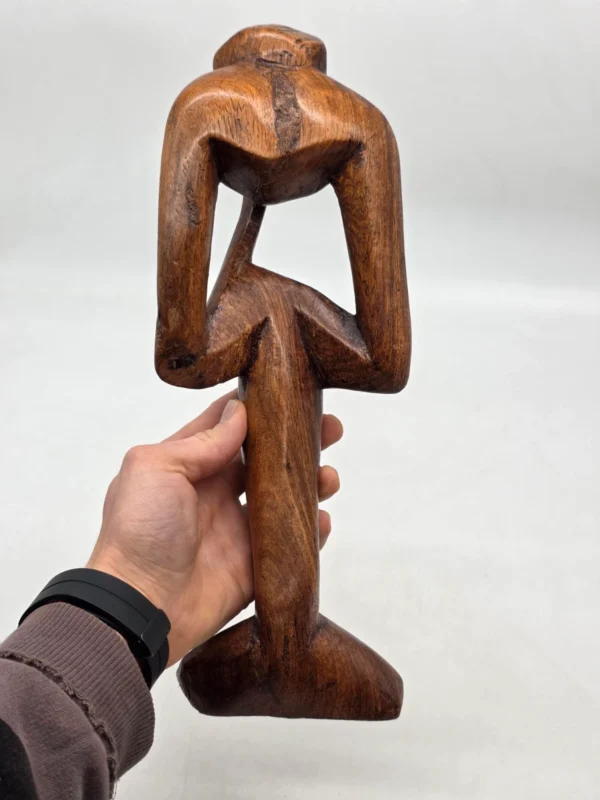 Ręcznie rzeźbiona abstrakcyjna figura z drewna myśliciel etno 34 cm