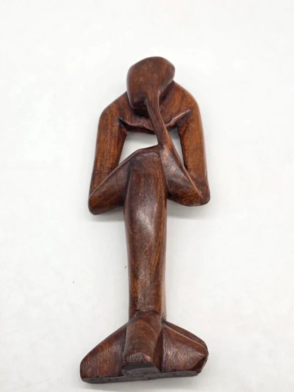 Ręcznie rzeźbiona abstrakcyjna figura z drewna myśliciel etno 34 cm