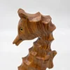 Ręcznie rzeźbiona drewniana figurka konik morski fasetowana rzeźba 26 cm