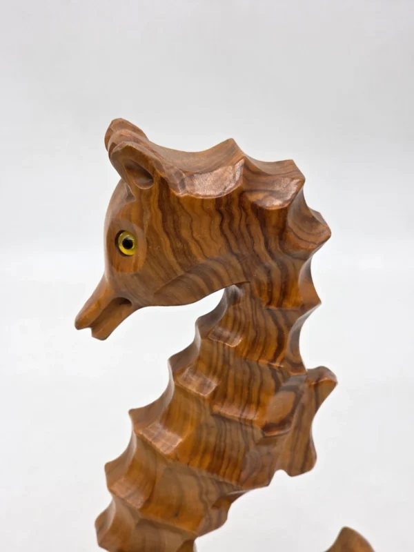 Ręcznie rzeźbiona drewniana figurka konik morski fasetowana rzeźba 26 cm