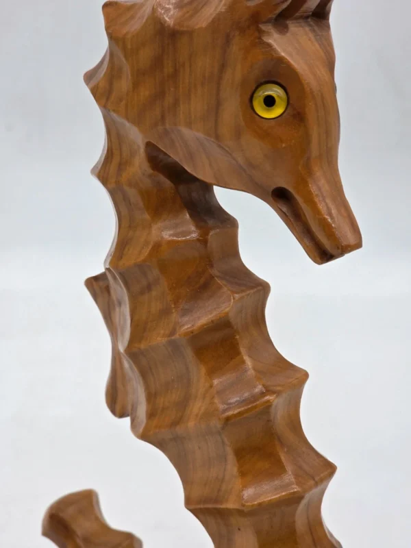Ręcznie rzeźbiona drewniana figurka konik morski fasetowana rzeźba 26 cm