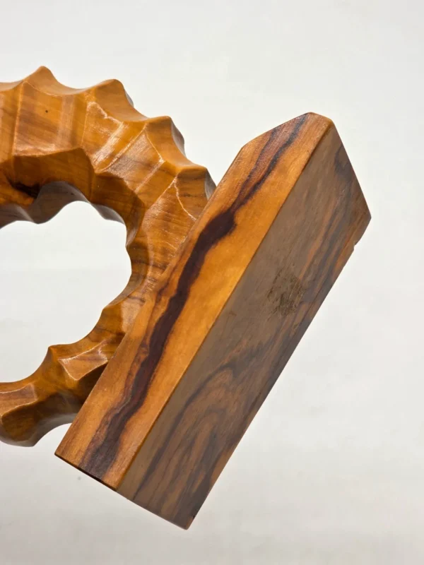 Ręcznie rzeźbiona drewniana figurka konik morski fasetowana rzeźba 26 cm