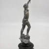 Zabytkowa rzeźba figuralna z metalu rzemieślnik na drewnianej podstawie 32 cm