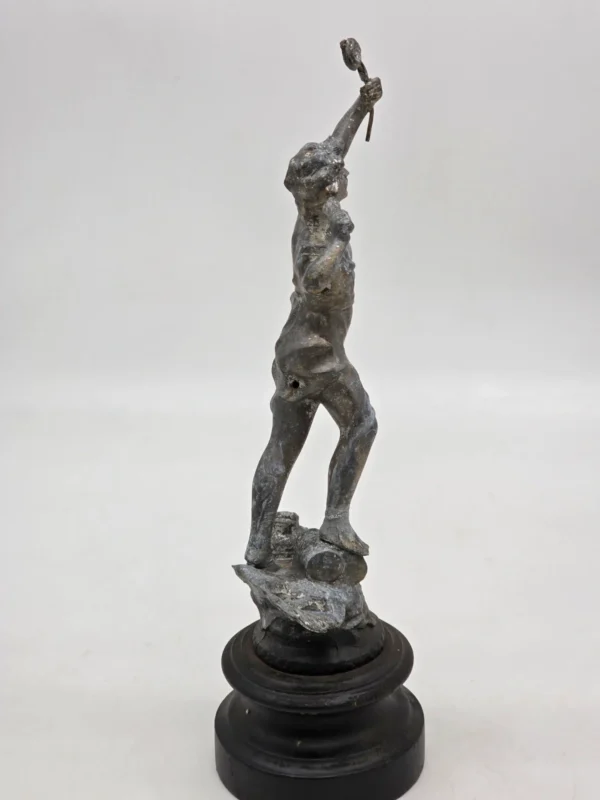 Zabytkowa rzeźba figuralna z metalu rzemieślnik na drewnianej podstawie 32 cm