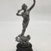 Zabytkowa rzeźba figuralna z metalu rzemieślnik na drewnianej podstawie 32 cm