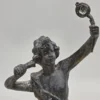 Zabytkowa rzeźba figuralna z metalu rzemieślnik na drewnianej podstawie 32 cm