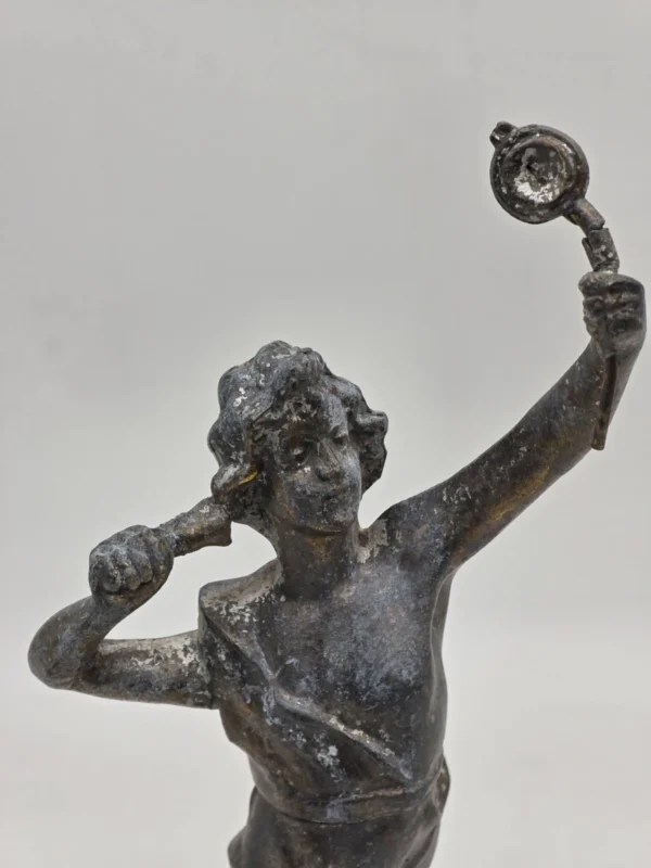 Zabytkowa rzeźba figuralna z metalu rzemieślnik na drewnianej podstawie 32 cm
