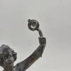 Zabytkowa rzeźba figuralna z metalu rzemieślnik na drewnianej podstawie 32 cm